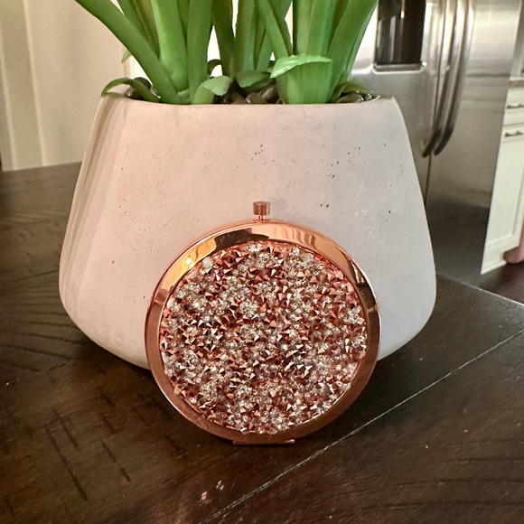 NEW!! Glam Compact Mirror - Picture 2 of 13